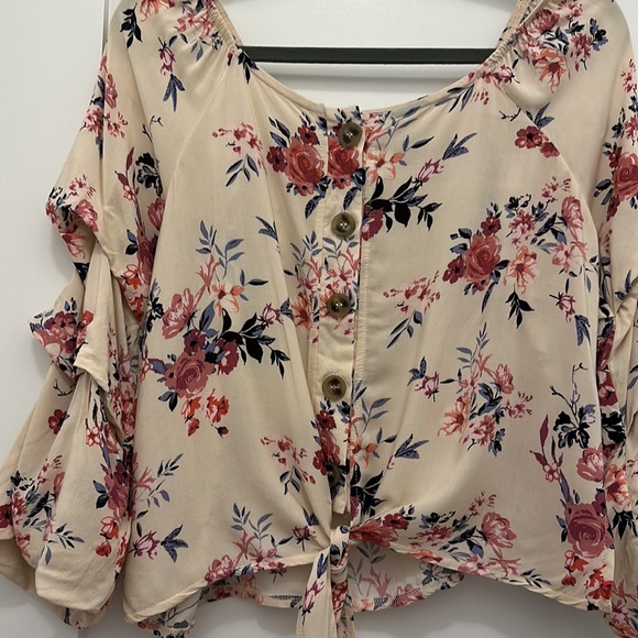Floral blouse - Picture 2 of 3